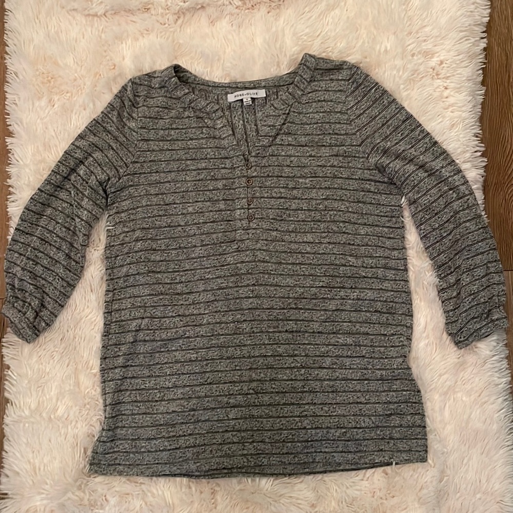 Rose + Olive V-neck striped 3/4 shirt size Small